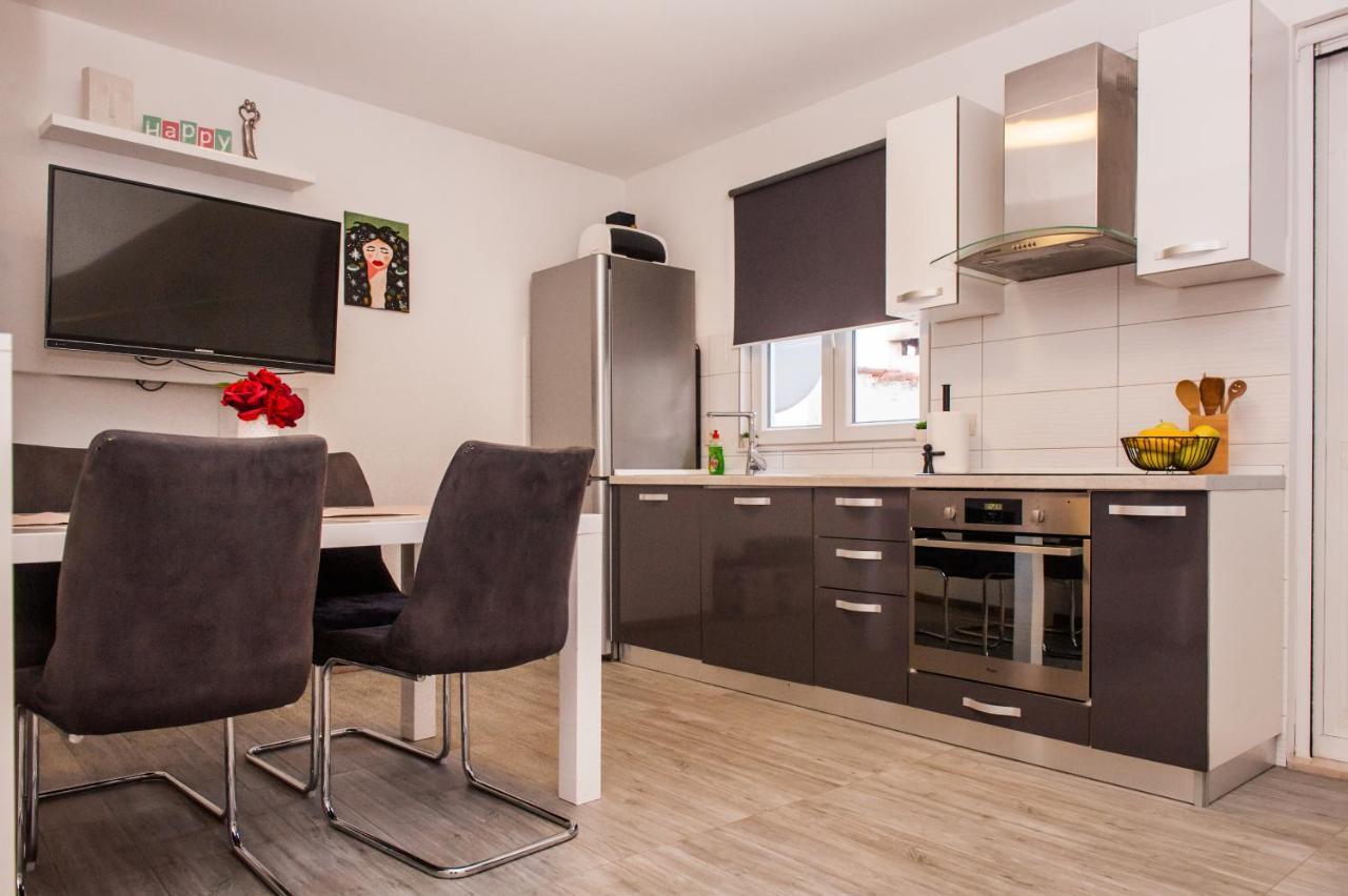 Miki - City Center Apartment With Large Balcony Split Buitenkant foto