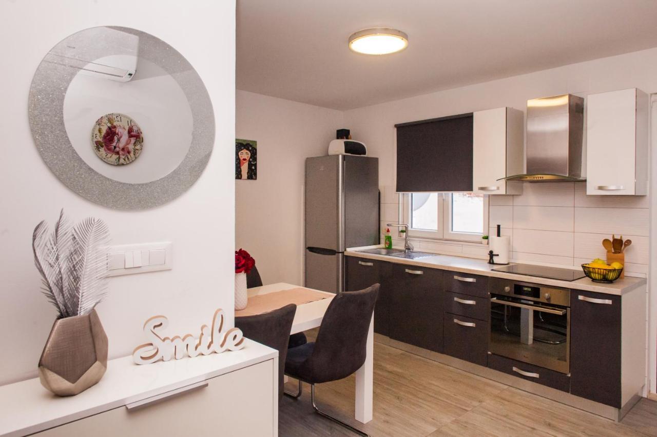 Miki - City Center Apartment With Large Balcony Split Buitenkant foto