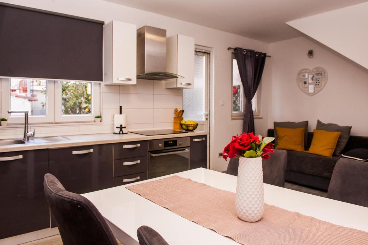 Miki - City Center Apartment With Large Balcony Split Buitenkant foto